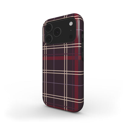MagSafe Handyhülle „Pflaumennacht Tartan“ – Schrägansicht mit Kameraschutz