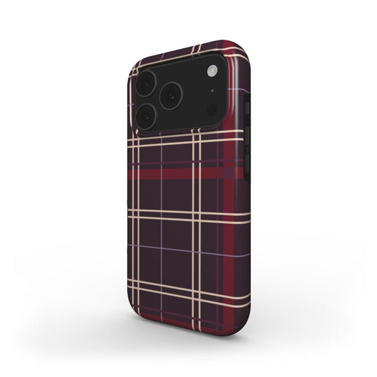 MagSafe Handyhülle „Pflaumennacht Tartan“ – Schrägansicht mit Kameraschutz