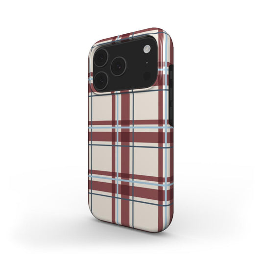 MagSafe Handyhülle „Bordeaux-Himmelblau Tartan“ – Schrägansicht mit Kameraschutz