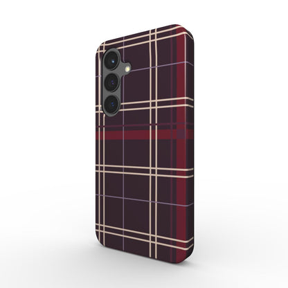 Magnetische Handyhülle „Pflaumennacht Tartan“ – Schrägansicht mit Kameraschutz