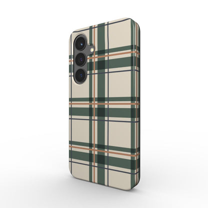 Magnetische Handyhülle „Kiefergrün-Kupfer Tartan“ – Schrägansicht mit Kameraschutz