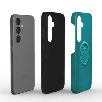 Explosionsdarstellung mit Smartphone, innerer TPU-Schicht und aesserer PC-Schale der Tough Handyhuelle mit Aquarius-Siegel.