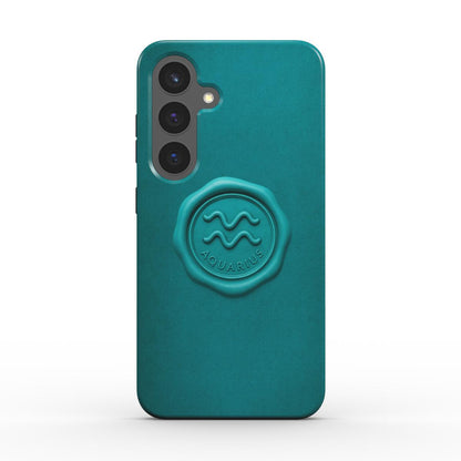 Rueckansicht der tuerksen Tough Handyhuelle mit Aquarius-Siegel; stossfest, praezise Kameraausschnitte.