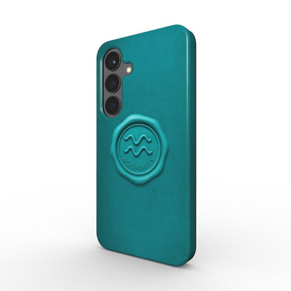 Tuerkise Tough Handyhuelle mit gepraegtem Aquarius-Siegel, schraeg von hinten; Dual-Layer PC+TPU, raised bezel.