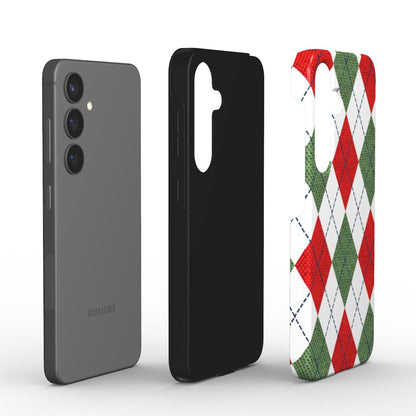 Explosionsansicht: Smartphone, schwarze TPU-Innenschale und bedruckte PC-Außenschale im Argyle-Rot-Grün-Muster.