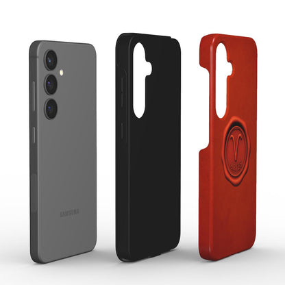 Explosionsansicht: schwarze TPU-Innenschicht und rote PC-Aussenschale mit Aries Siegel.