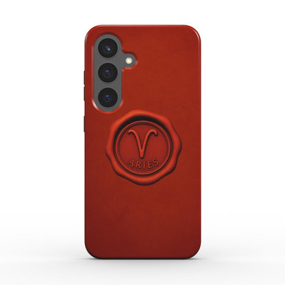 Rueckansicht der roten stossfesten Handyhuelle mit Aries Wachssiegel.