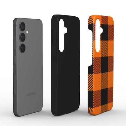 Explosionsdarstellung: Smartphone, schwarzer TPU-Liner und bedruckte PC-Außenschale im Buffalo-Karo Orange/Black (Dual-Layer Aufbau).