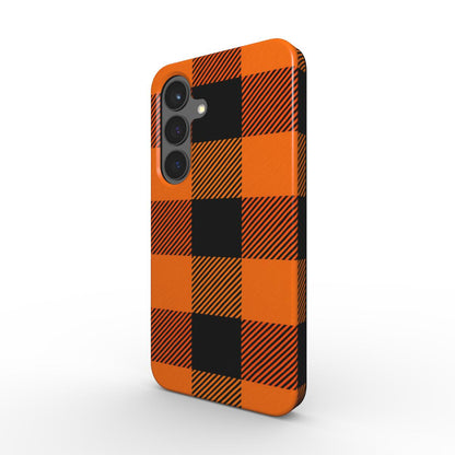 Stoßfeste Handyhülle im orange-schwarzen Buffalo-Karo, schräg dargestellt; glänzende PC-Außenschale, präzise Kameraaussparung.