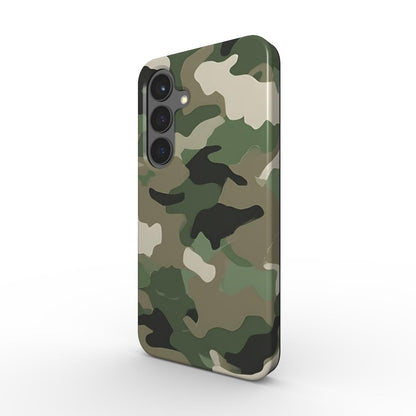 Stoßfeste Desert-Woodland Camo Tough Handyhuelle in 3/4-Ansicht mit erhoehtem Kamerarand und mattem Finish.