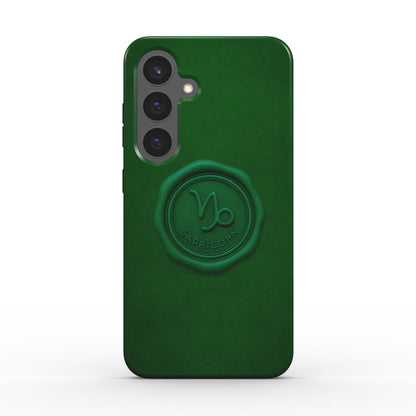Rueckansicht der tannengruenen Tough Handyhuelle mit Capricorn-Siegel; stossfest, praezise Kameraausschnitte.