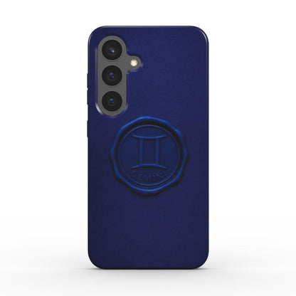 Rueckansicht der nachtblauen Tough Handyhuelle mit Gemini-Siegel; stossfest, praezise Kameraausschnitte.