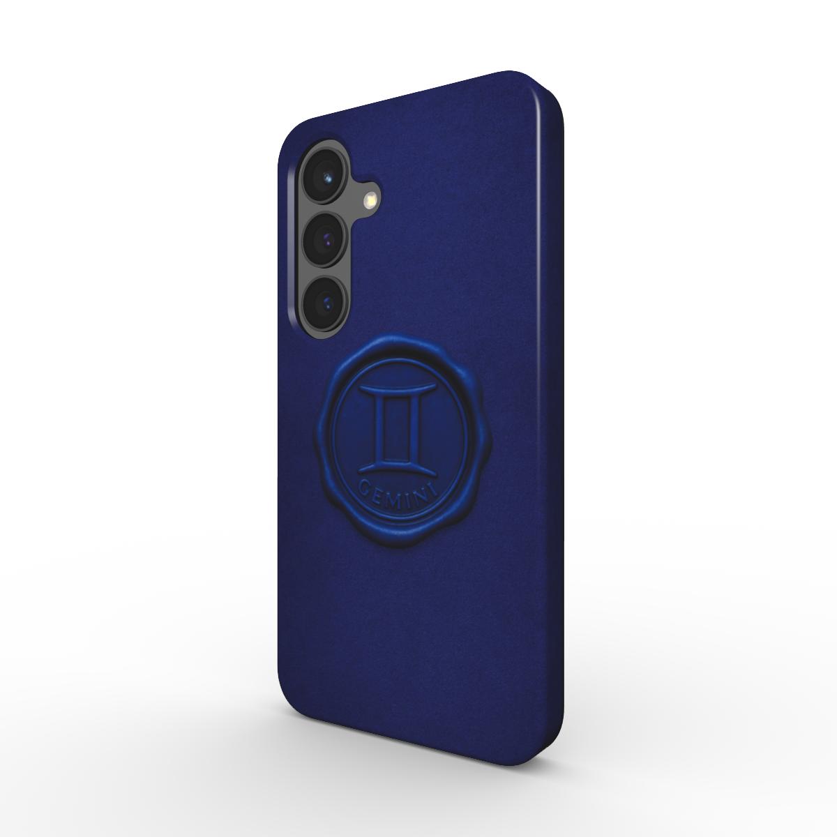 Nachtblaue Tough Handyhuelle mit gepraegtem Gemini-Siegel, schraeg von hinten; Dual-Layer PC+TPU, raised bezel.