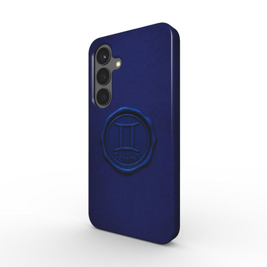 Nachtblaue Tough Handyhuelle mit gepraegtem Gemini-Siegel, schraeg von hinten; Dual-Layer PC+TPU, raised bezel.