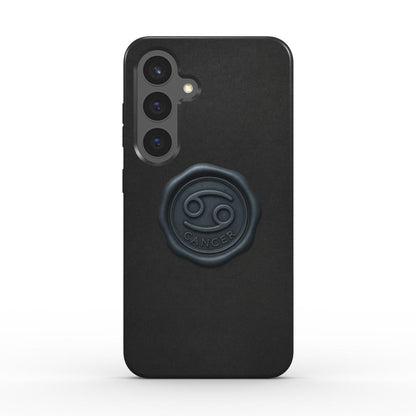 Rueckansicht der schwarzen Tough Handyhuelle mit gepragtem Krebs-Siegel; stoßfeste Schale, praezise Kameraausschnitte.