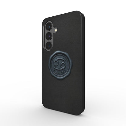 Tough Handyhuelle in Schwarz mit Krebs Zodiac Siegel, schraeg von hinten, Dual-Layer PC+TPU, raised bezel.