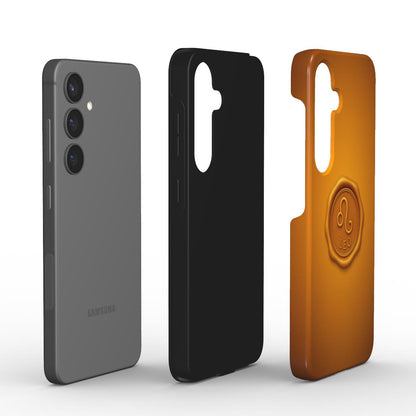 Explosionsdarstellung mit Smartphone, innerer TPU-Schicht und aesserer PC-Schale der Tough Handyhuelle mit Leo-Siegel.