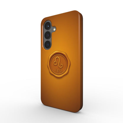 Gold-orange Tough Handyhuelle mit gepraegtem Leo-Siegel, schraeg von hinten; Dual-Layer PC+TPU, raised bezel.