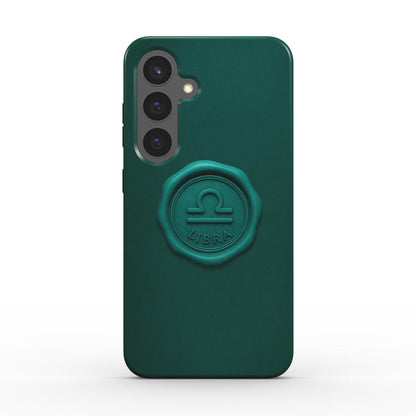 Rueckansicht der smaragdgruenen Tough Handyhuelle mit Libra-Siegel; stossfest, praezise Kameraausschnitte.