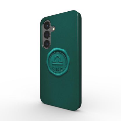 Smaragdgruene Tough Handyhuelle mit gepraegtem Libra-Siegel, schraeg von hinten; Dual-Layer PC+TPU, raised bezel.