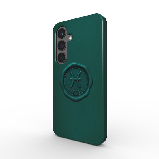 Smaragdgruene Tough Handyhuelle mit gepraegtem Pisces-Siegel, schraeg von hinten; Dual-Layer PC+TPU, raised bezel.
