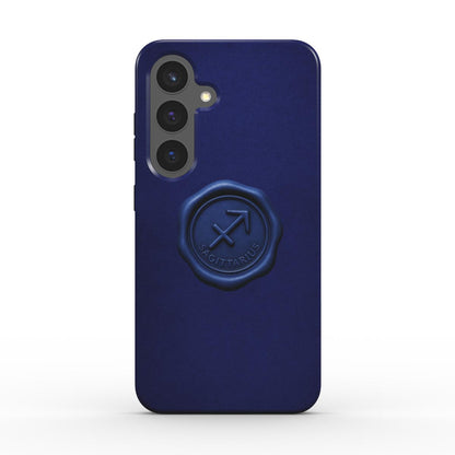 Rueckansicht der nachtblauen Tough Handyhuelle mit Sagittarius-Siegel; stossfest, praezise Kameraausschnitte.