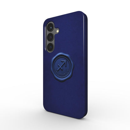 Nachtblaue Tough Handyhuelle mit gepraegtem Sagittarius-Siegel, schraeg von hinten; Dual-Layer PC+TPU, raised bezel.