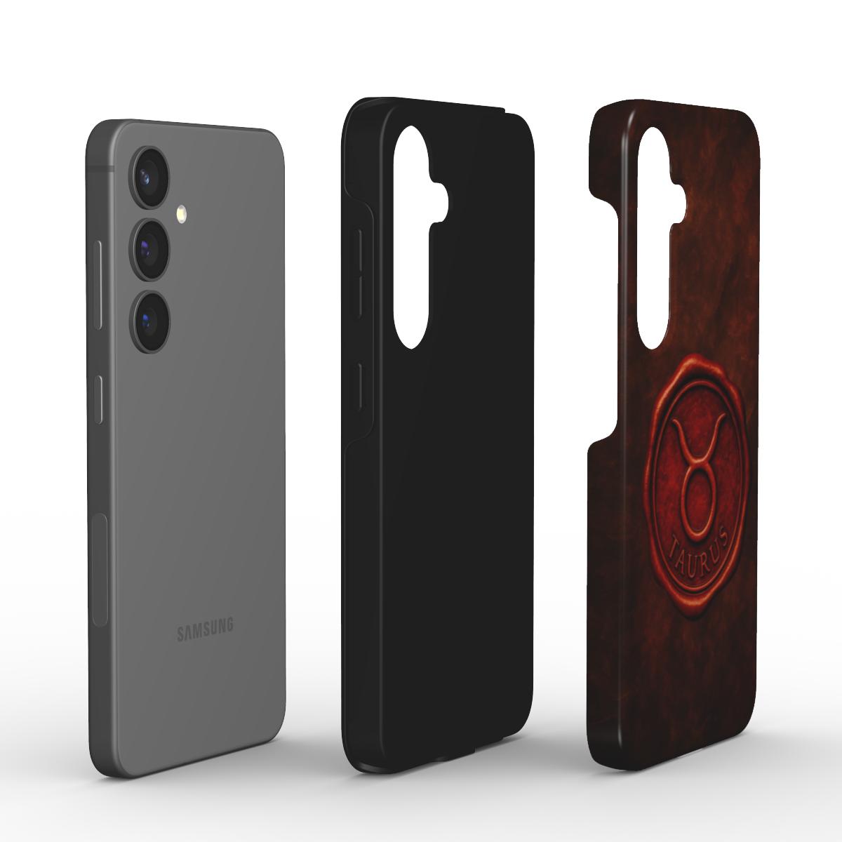 Explosionsdarstellung: Smartphone, innere schwarze TPU-Schicht und äußere PC-Schale der Tough Hülle mit Stier-Design.