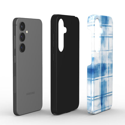 Explosionsansicht des Tough Case mit harter PC-Schale und schwarzem TPU-Liner im Aquarell-Karo-Design