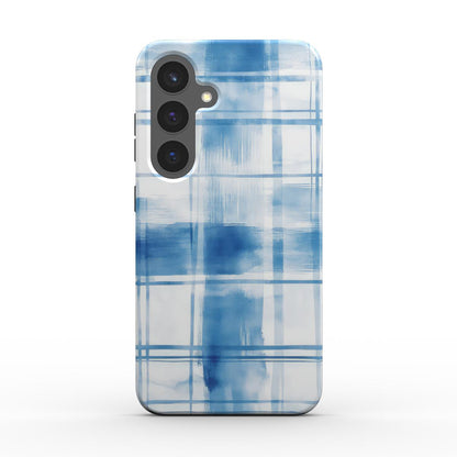 Rueckansicht der Handyhuelle mit blauem Aquarell-Karo-Muster, erhoehter Rand und Kameraaussparung