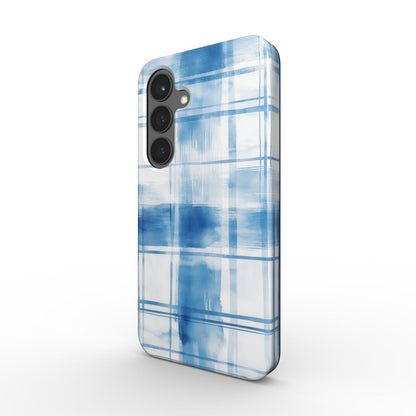 Stossfeste Handyhuelle im blauen Aquarell-Karo-Design, Schraegansicht mit Dual-Layer PC+TPU