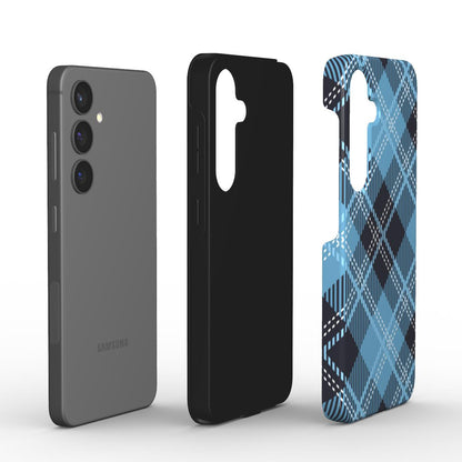 Explosionsdarstellung des Tough Case mit harter PC-Schale und schwarzem TPU-Liner im blauen Karo-Design