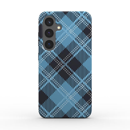 Rueckansicht der blauen Karo Handyhuelle mit erhoehtem Rand und praeziser Kameraaussparung