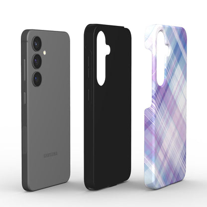 Explosionsdarstellung des Tough Case mit PC-Schale und TPU-Liner im lila-blauen Karomuster