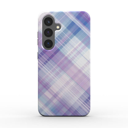Rueckansicht der Handyhuelle mit lila-blauem Karodesign, Raised Bezel und Kameraaussparung