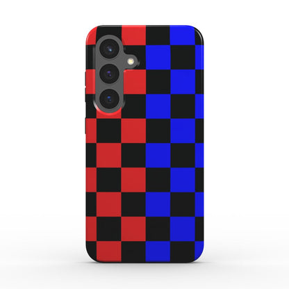 Rueckansicht der Handyhuelle im Rot-Blau Karo mit Raised Bezel