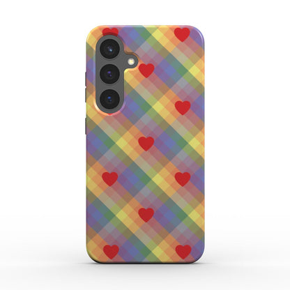 Rueckansicht der Handyhuelle mit Regenbogen-Karo und roten Herzen, erhoehte Raender und Kameraaussparung