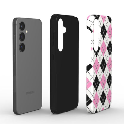 Explosionsdarstellung: Smartphone, schwarzer TPU-Liner und bedruckte PC-Aussenschale im Karo-Design.