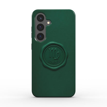 Rueckansicht der waldgruenen Tough Handyhuelle mit Virgo-Siegel; stossfest, praezise Kameraausschnitte.