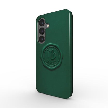 Waldgruene Tough Handyhuelle mit gepraegtem Virgo-Siegel, schraeg von hinten; Dual-Layer PC+TPU, raised bezel.