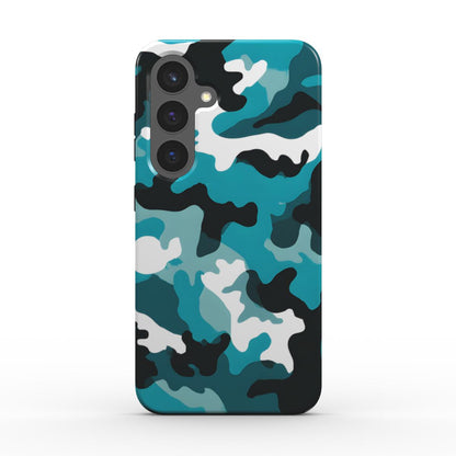 Rueckseite der stossfesten Aqua-Blue Camo Handyhuelle mit praezisem Kameraausschnitt und no-fade Druck.