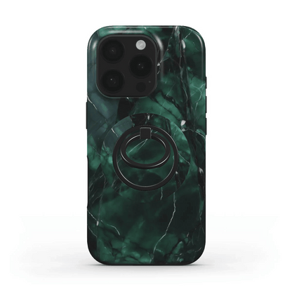 Schräge Ansicht von unten auf ein iPhone, das durch den ausgeklappten Ringhalter gestützt wird und freihändig steht.