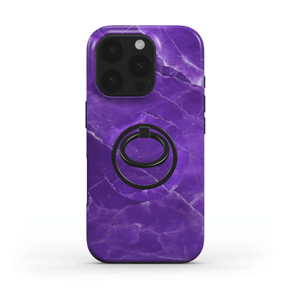 Seitenansicht eines iPhones in einer klaren Hülle, bei dem der Ringhalter als Ständer dient.