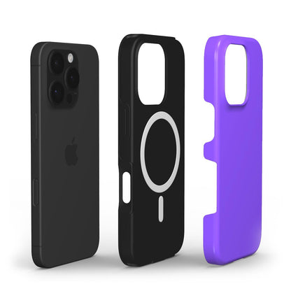 Explosionsansicht: iPhone, schwarze Innenschale mit MagSafe-Ring und lila Außenschale
