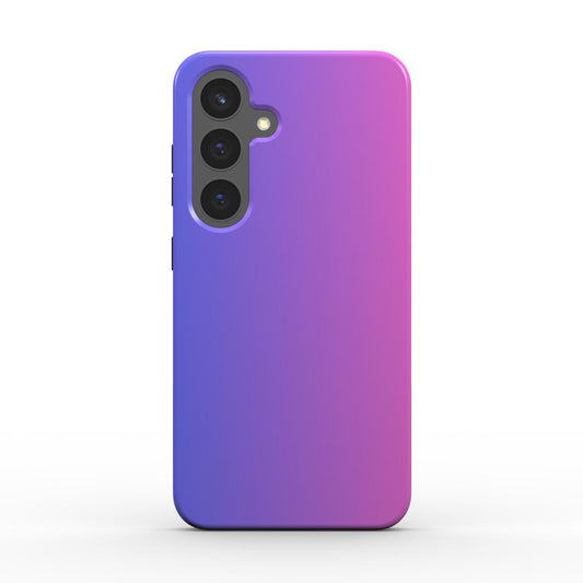 Frontansicht der Royal Glow Handyhuelle mit blau-violettem Farbverlauf und präzisen Aussparungen.