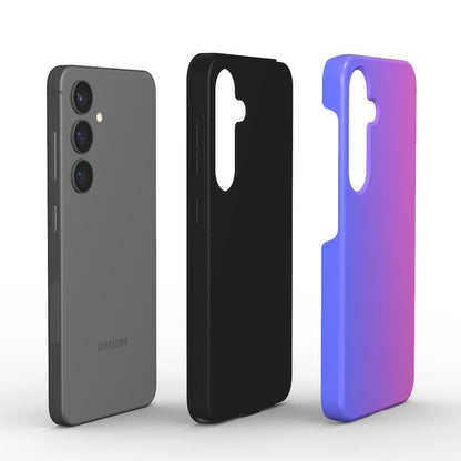 Vergleich von Smartphone ohne Huelle, schwarzer Huelle und Royal Glow Huelle mit blau-violettem Farbverlauf.