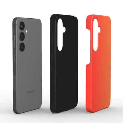 Smartphone mit stoßfester Hülle und zwei weitere Hüllen in Schwarz und Gradient Orange-Lila nebeneinander