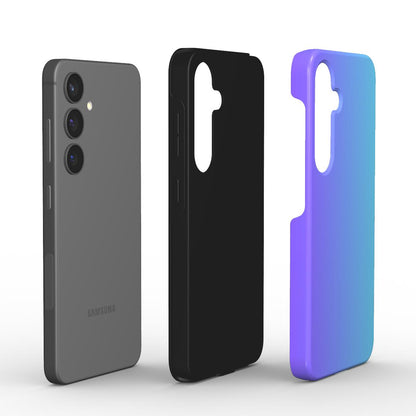 Vergleich von Smartphone ohne Hülle, schwarzer stoßfester Hülle und blau-violetter stoßfester Handyhülle mit Dual Layer Schutz.