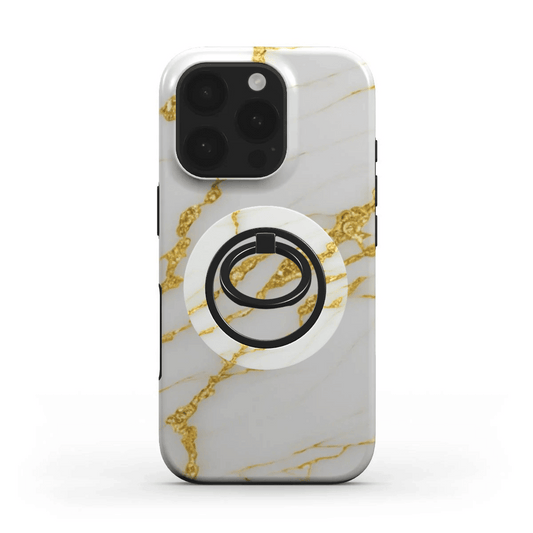 Schräge Ansicht von unten auf ein iPhone, das durch den ausgeklappten Weiß-Gold Ringhalter gestützt wird.