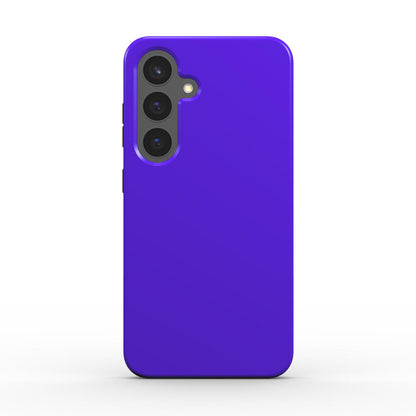 Rückansicht einer violetten stoßfesten Handyhülle mit präzisen Aussparungen